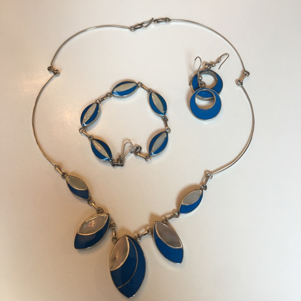2/$30 Enamel & Shell-like Reversible Jewellery Set - Picture 2 of 10